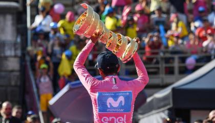 El ciclista ecuatoriano Richard Carapaz alza el trofeo del Giro de Italia.