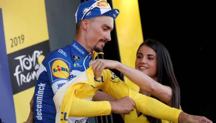 Julian Alaphilippe celebra con la camiseta amarilla en una de las etapas del Tour de Francia 2019. 