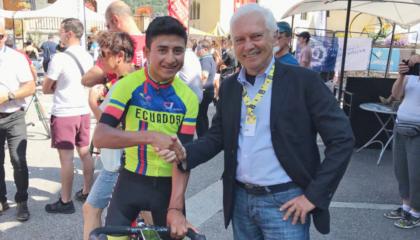 Jefferson Alexander Cepeda junto a Gianni Savio, el manager del equipo Androni, después de que el ecuatoriano ganara la décima etapa del Tour de l'Avenir en Francia. 