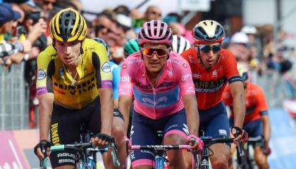 Primoz Roglic, Richard Carapaz y Vincenzo Nibalidurante la etapa 19 etapa del Giro de Italia.