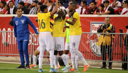 Los jugadores de Ecuador celebran el gol de Erick Castillo ante Perú. 