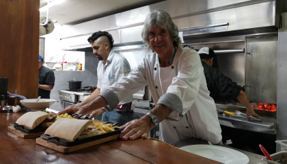 El exarquero, Mario Rubén Quiroga, atiende en su restaurante San Isidro, en Quito. 