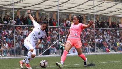 Partido entre Club Ñañas y Deportivo Cuenca en la final de ida de la Superliga femenina 2019.