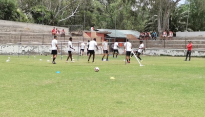 Jugadores de reserva de LDU entrenan previo al partido contra Emelec.