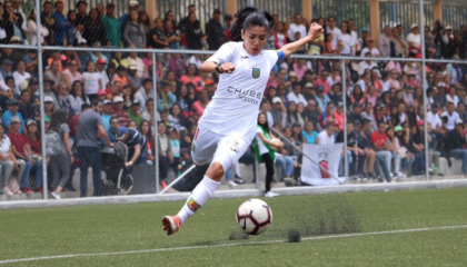 La goleadora de Deportivo Cuenca, Madelin Riera, en la final de ida de la Superliga femenina frente a Ñañas.