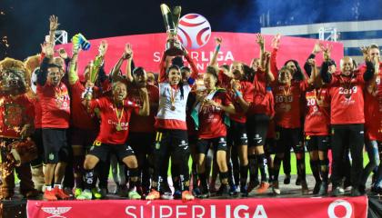 La jugadoras del club Deportivo Cuenca celebran el campeonato de la Súperliga femenina obtenido la noche del sábado 28 de septiembre de 2019 en Cuenca.