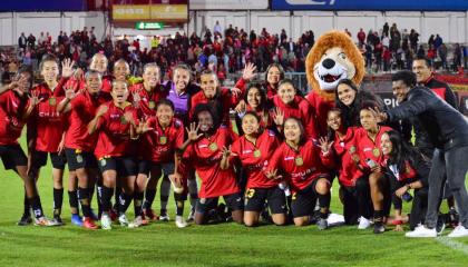 Las jugadoras del Deportivo Cuenca celebran el título de la Superliga femenina 2019. 