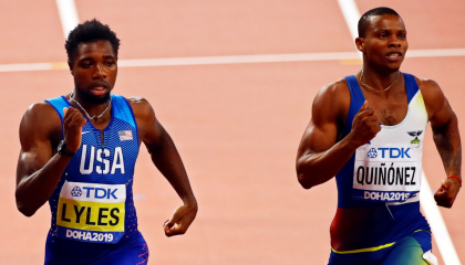 El estadounidense Noah Lyles y el ecuatoriano Álex Quiñónez en la semifinal del Mundial de atletismo, en Doha. 