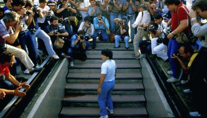 Diego Maradona en su presentación como jugador del Nápoli