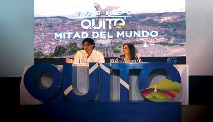 Nicolás Lapentti y Carla Cárdenas (Quito Turismo) en la rueda de prensa de confirmación del partido entre Roger Federer y Alexander Zverev. 