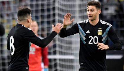 Lucas Alario (derecha) celebra el primer gol de Argentina ante Alemania en Dortmund. 