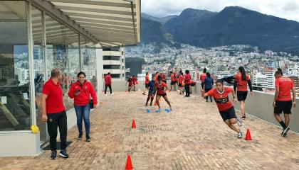 Entrenamiento de las leonas del Deportivo Cuenca en el hotel en Quito, previo a la Copa Libertadores. 