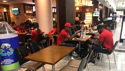 Los jugadores de la selección ecuatoriana en el aeropuerto de Guayaquil. 