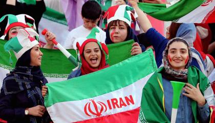 Las hinchas iraníes festejan el triunfo de su selección