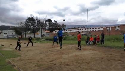 Jugadores del Deportivo Cuenca jugando ecuavolley.