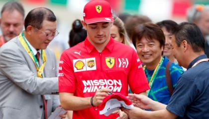 El piloto monegasco Charles Leclerc firma autógrafos en el circuito de Suzuka, en Japón. 