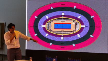 Nicolás Lapentti indica el mapa de localidades del evento de Roger Federer en Quito. 