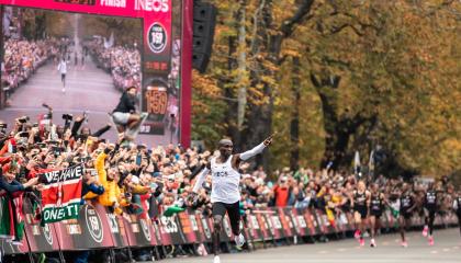 Eliud Kipchoge en su llegada a la meta en la maratón de Viena