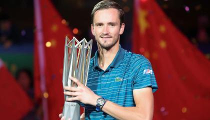 El tenista ruso Daniil Medvedev levanta el trofeo de campeón en Shanghai, tras vencer a Alexander Zverev. 