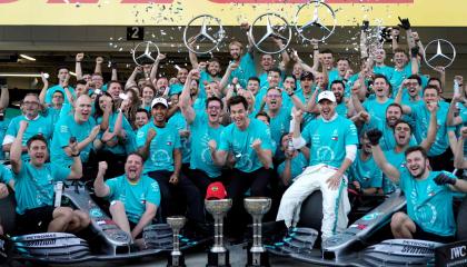 Valtteri Bottas, Lewis Hamilton y todo el equipo Mercedes celebran el título de Constructores. 