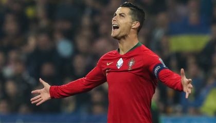 El delantero portugués Cristiano Ronaldo celebra su gol 700. en su carrera 