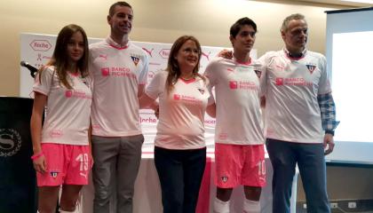 Liga Deportiva Universitaria presentó la camiseta por la lucha contra el cáncer de mama.