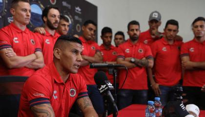 El defensa Carlos Salcido con el resto de sus compañeros de Veracruz, en una declaración de los jugadores. 