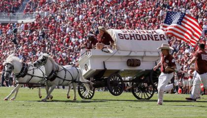 La ‘Sooner Schooner’ es la mascota de la Universidad de Oklahoma, que sufrió el accidente. 