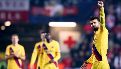 Pique festeja el triunfo con su hinchada en Praga