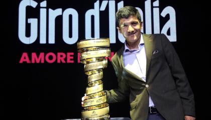 Richard Carapaz posa con el trofeo 'senza fine', que se lleva cada año el ganador del Giro de Italia. 