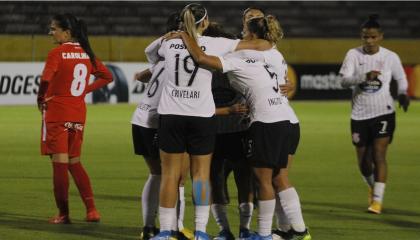 Las jugadoras de Corinthians festejan uno de los goles en la Copa Libertadores femenina, en Quito, el 25 de octubre de 2019.