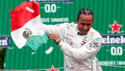 El piloto británico Lewis Hamilton celebra su primer lugar en el GP de México. 