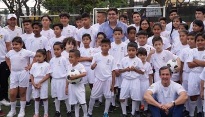 La Escuela Socio Deportiva para ayudar a niños con cáncer, y a sus hermanos, se inauguró en la ciudad de Guayaquil.  