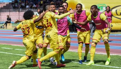 Los jugadores de Barcelona festejan en el estadio Olímpico de Riobamba