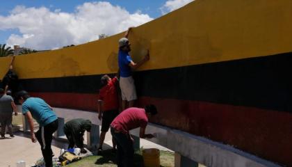 Los miembros de la Sur Oscura Riobamba se comprometieron a limpiar y pintar sobre los 'graffitis' hechos en el parque Guayaquil.