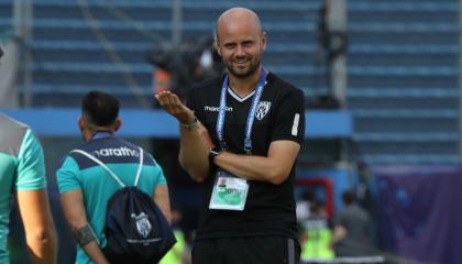 El entrenador español dirigió su primer entrenamiento en Paraguay de cara a la final.