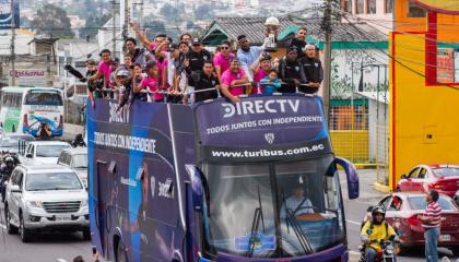 El campeón sudamericano arribó a Quito y llegó hasta Sangolquí para celebrar con sus aficionados.