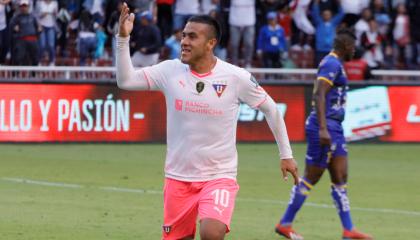 El conjunto 'albo' venció en casa a Delfín 2-0 en la primera final de Copa Ecuador.