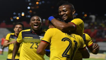 Los jugadores ecuatorianos se abrazan tras el primer gol del partido anotado por Alan Franco.