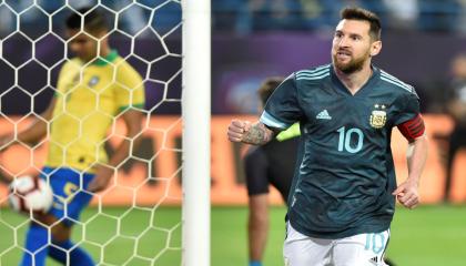 Lionel Messi festeja su gol de penal que lo coloca como máximo goleador en la historia de su selección.