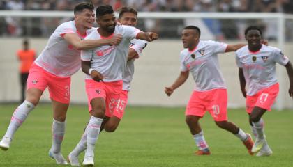 Los jugadores de Liga festejan el gol que les dio el campeonato de la Copa Ecuador 2022.