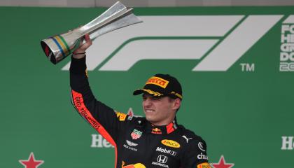 Max Verstappen festeja su victoria en el Circuito de Interlagos, en Sao Paulo, Brasil.