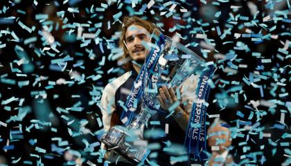 El griego, Stefanos Tsitsipas festeja con el trofeo del últmo Masters de la temporada, en Londres.