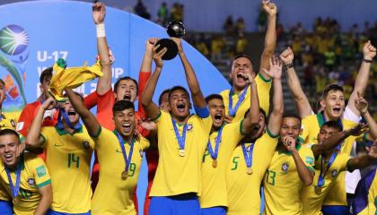 Los jugadores locales festejan con su público la obtención del campeonato mundial de la categoría.