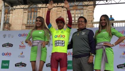 El ciclista carchense Jorge Montenegro se viste con la camiseta amarilla de líder de la Vuelta. 