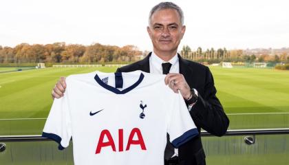 José Mourinho en su presentación como nuevo director técnico del equipo londinense