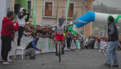 Cristian Tobar llega a la meta en el GAD Montúgar. 