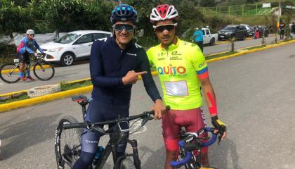 Richard Carapaz junto a Jorge Montenegro en la partida de la séptima etapa de la Vuelta al Ecuador.