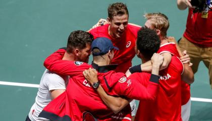 Los jugadores de Canadá celebran la clasificación a la final de la Copa Davis, en Madrid. 