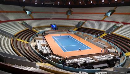 El Coliseo Rumiñahui se pone a punto para recibir a Roger Federer y Alexander Zverev, este domingo 24 de noviembre. 